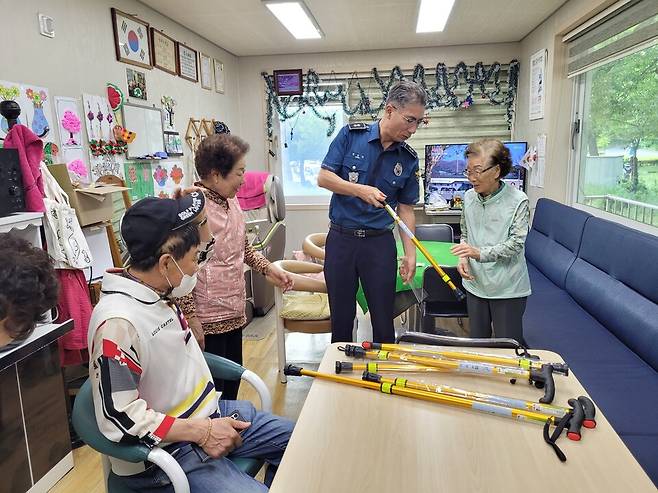 &nbsp;경주경찰서가 관내 고령자들을 찾아&nbsp; 교통안전을 위한 '야광지팡이'를 보급하고 있다. ⓒ경주셩찰서&nbsp;