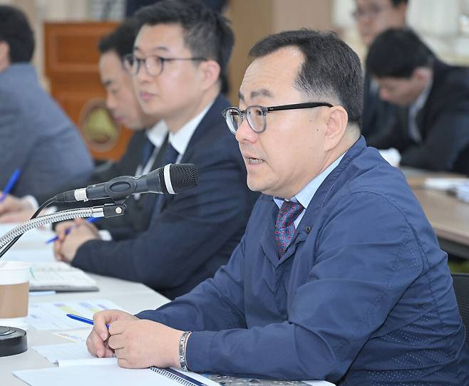 홍성주 대구시 경제부시장이 19일 산격청사에서 '국군부대 후적지 개발 추진단' 회의를 주재하고 있다. ⓒ대구시