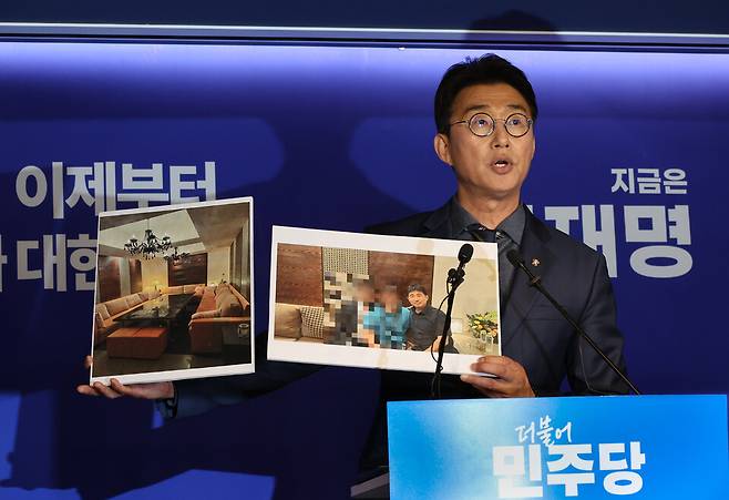 노종면 더불어민주당 선대위 대변인이 19일 서울 여의도 당사에서 "윤석열 전 대통령의 내란 혐의 사건 재판장인 지귀연 서울중앙지법 부장판사가 유흥업소에서 접대받았다"라는 의혹을 제기하며 관련 사진을 공개하고 있다. ⓒ연합뉴스