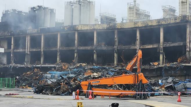 20일 오전 광주 광산구 금호타이어 광주공장 화재 현장에서 철거 업체가 중장비를 동원해 화재로 불탄 건물 해체 작업을 하고 있다. 소방당국은 이날 오전 11시 50분을 기해 이번 화재 진압을 완료했다고 발표했다. 지난 17일 오전 7시 11분 발생 이후 76시간 39분(사흘 4시간 39분) 만이다. 복구에는 최소 수개월이 소요될 전망이다. ⓒ시사저널 정성환