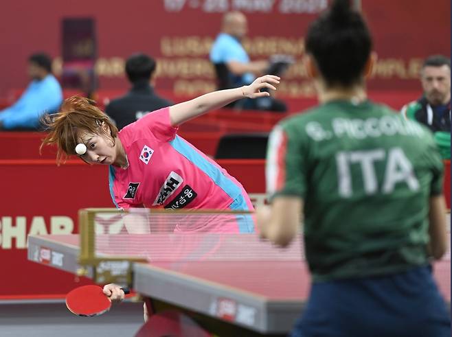 탁구국가대표팀 서효원(뒤)은 카타르 도하에서 진행 중인 2025세계선수권대회를 마친 뒤 태극마크를 반납하기로 했다. 그러나 생애 마지막 국제대회에서 신들린 활약으로 작별을 미루고 있다. 사진제공│대한탁구협회