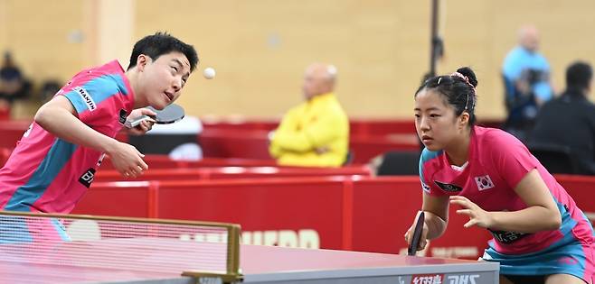 임종훈(왼쪽)-신유빈이 20일(한국시간) 카타르 도하의 카타르대종합체육관에서 벌어진 쿨치츠키-비엘고스와 2025세계탁구선수권대회 4일째 혼합복식 16강전에서 공격을 시도하고 있다. 게임스코어 3-0을 거둔 임종훈-신유빈은 이번 대회 메달에 도전한다. 사진제공│대한탁구협회