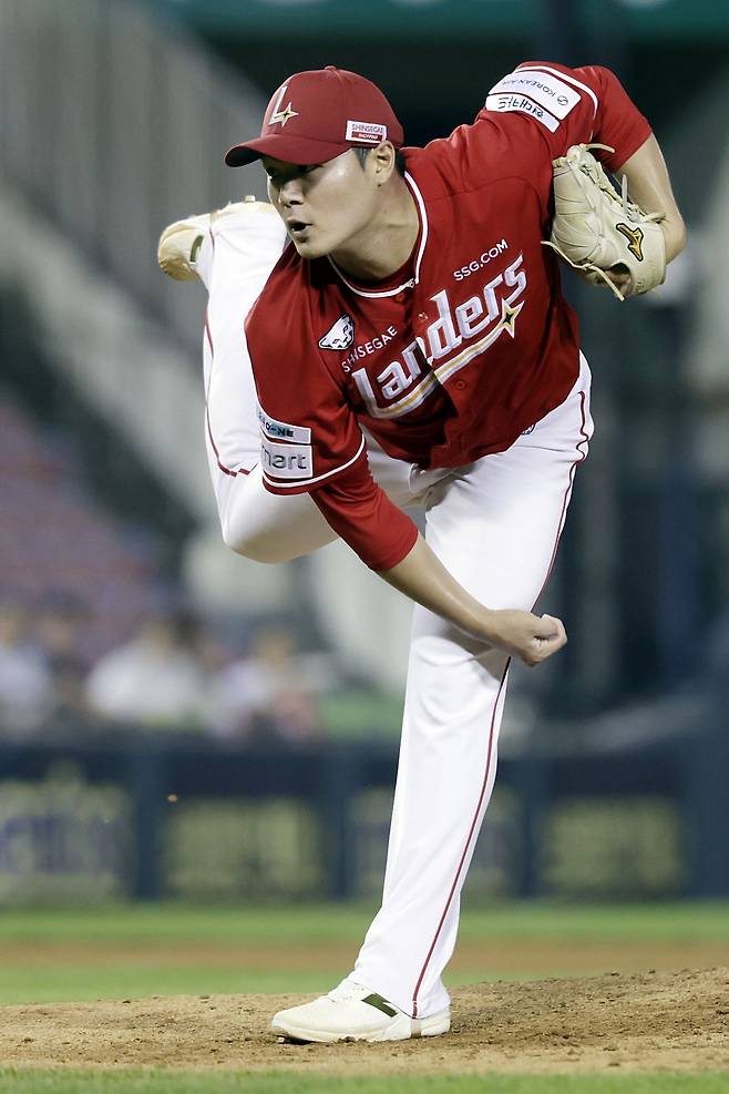 SSG 전영준이 20일 잠실 두산전에 선발등판해 4.1이닝 3실점을 기록하며 승리의 발판을 마련했다. 서울|뉴시스