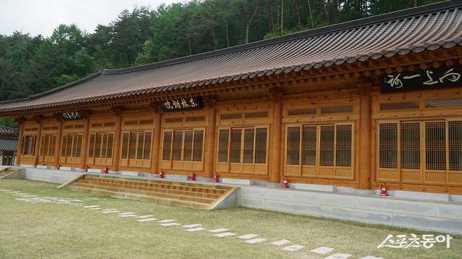 오대산  자연명상마을 옴뷔에서 명상, 요가 프로그램을 진행하는 전통 한옥 건물의 동림선원   평창·영월｜김재범 기자 oldfield@donga.com