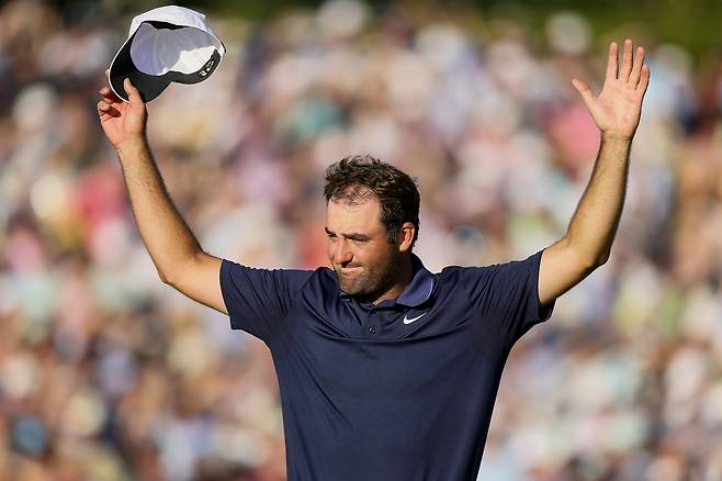 스코티 셰플러가 19일 PGA 챔피언십 최종 라운드에서 우승을 확정지은 뒤 모자를 벗어들고 기뻐하고 있다. 게티이미지코리아