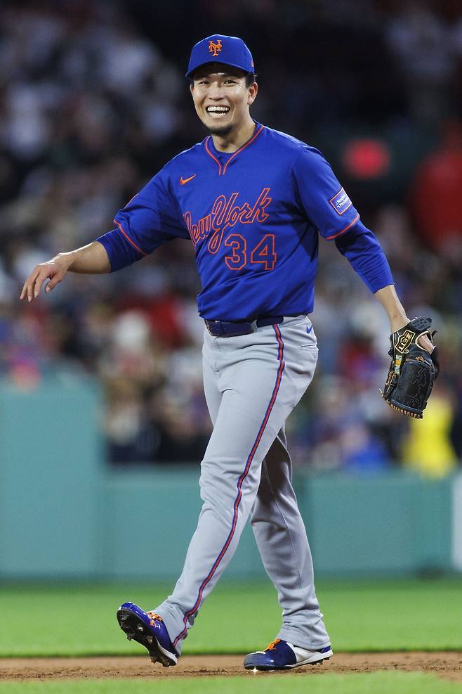 뉴욕 메츠 센가가 20일 보스턴전에서 6회말 수비때 1루 커버를 들어가  아웃시킨 뒤 기뻐하고 있다. EPA연합뉴스