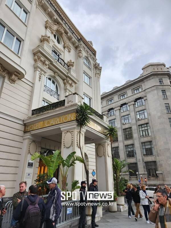 ▲ 유로파리그 결승전이 열리는 스페인 빌바오는 관련 장식으로 가득하다(사진 맨 위, 가운데). 토트넘 홋스퍼는 시내 중심부 5성급 호텔에 숙박한다. 경기를 앞두고 이 호텔은 1박에 180만 원(경기 전날 기준)까지 가격이 올랐다.