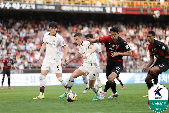 지난 18일 포항 스틸야드에서 열린 하나은행 K리그1 2025 14라운드 포항 스틸러스-광주FC전 경기 모습. /사진=한국프로축구연맹 제공