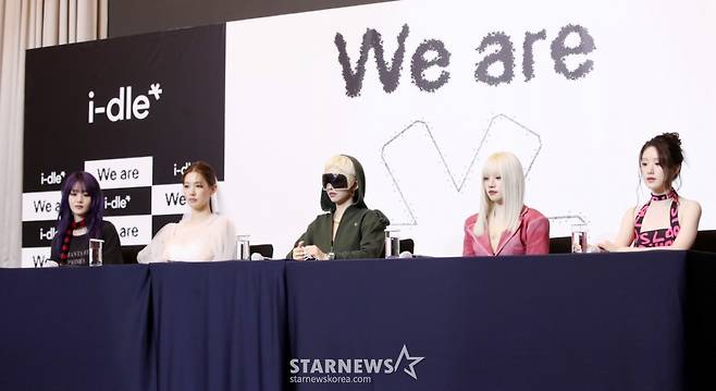 그룹 아이들(i-dle)' 이 19일 오후 서울 강남구 조선 팰리스 서울 강남에서 열린 미니 8집 앨범 '위 아(We are)' 발매 기념 기자간담회에서 질의응답을 하고 있다.   전원 재계약 이후 발매하는 여덟 번째 미니앨범 'We are'는 기존 '(G)I-DLE' 그룹명에서 '(G)'를 빼고 리브랜딩에 나서며 더욱 한계 없는 음악과 콘셉트를 선보일 예정이다. /2025.05.19 /사진=김휘선 hwijpg@