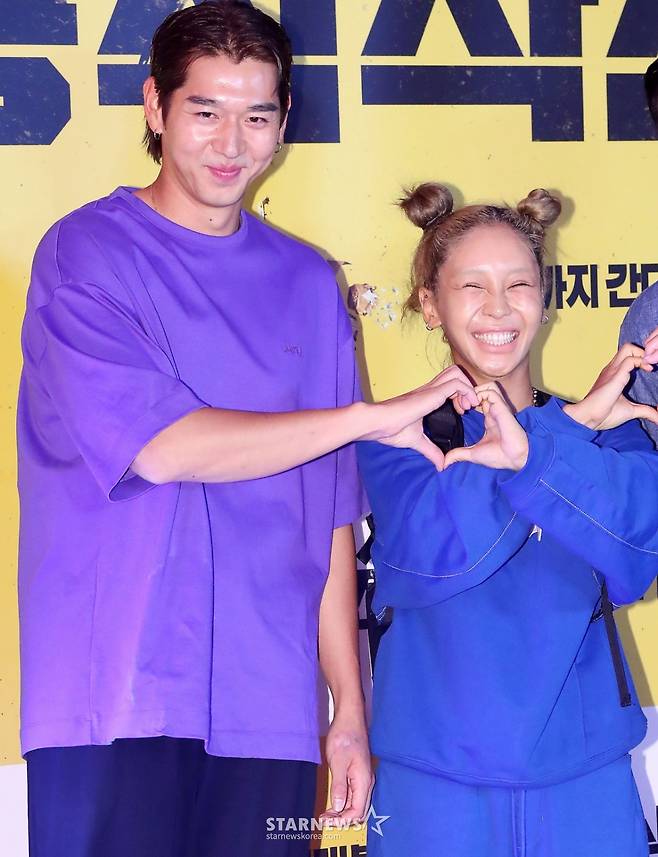 이대은, 트루디 부부가 27일 오후 서울 강남구 삼성동 메가박스 코엑스에서 진행되 영화 '비공식작전' VIP시사회에 참석해 포즈를 취하고 있다. 2023.07.27