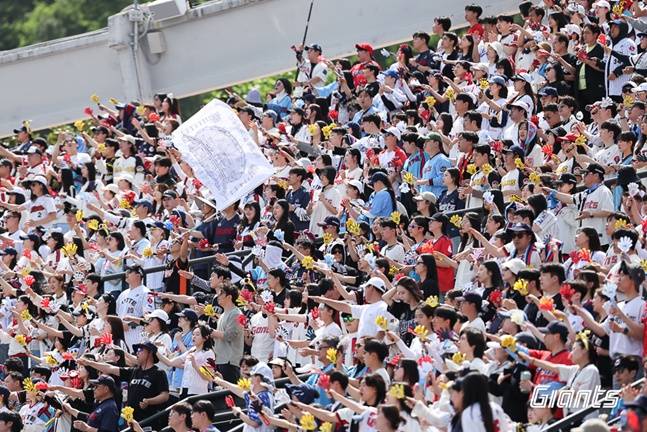 18일 부산 사직야구장에 많은 관중들이 들어왔다. /사진=롯데 자이언츠 제공