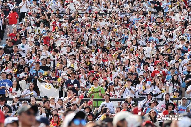 18일 부산 사직야구장에 많은 관중들이 들어왔다. /사진=롯데 자이언츠 제공