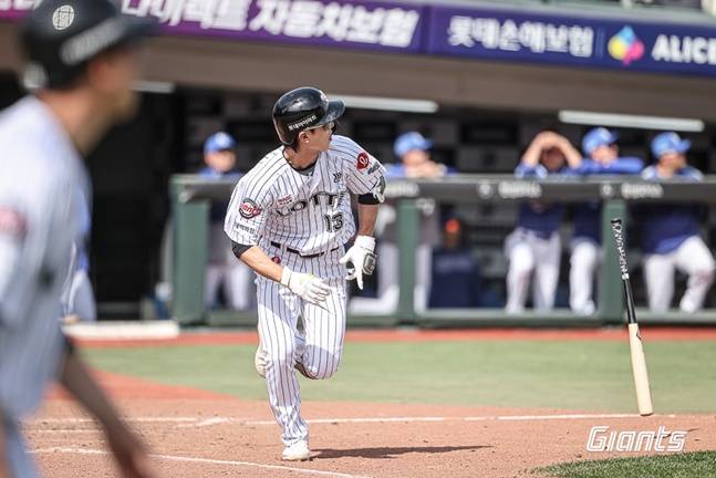 롯데 전민재가 18일 사직 삼성전에서 5회 3점 홈런을 터트리고 있다. /사진=롯데 자이언츠 제공
