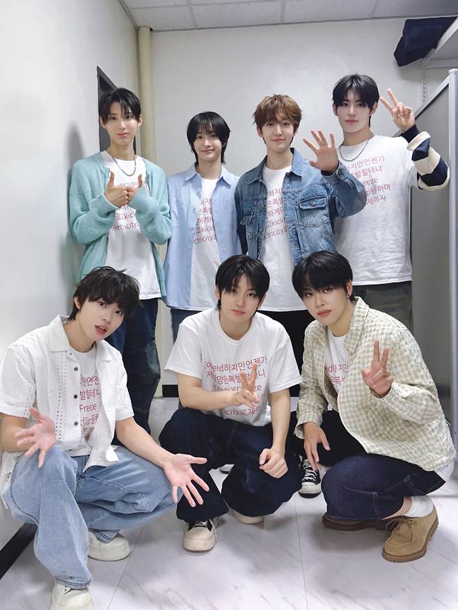 킥플립 커스텀 티셔츠 단체 이미지(왼쪽 아래부터 시계방향으로_케이주, 주왕, 동화, 동현, 민제, 아마루, 계훈)/사진제공=JYP엔터테인먼트