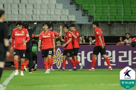 울산HD전에서 강원FC 선수들이 세리머니를 펼치고 있다. /사진=한국프로축구연맹 제공