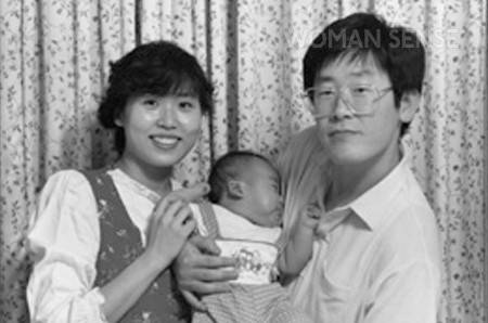 이재명 더불어민주당 대선 후보와 부인 김혜경 씨가 결혼 초기 아들을 안고 기념사진을 찍었다. 사진 이재명 캠프 제공