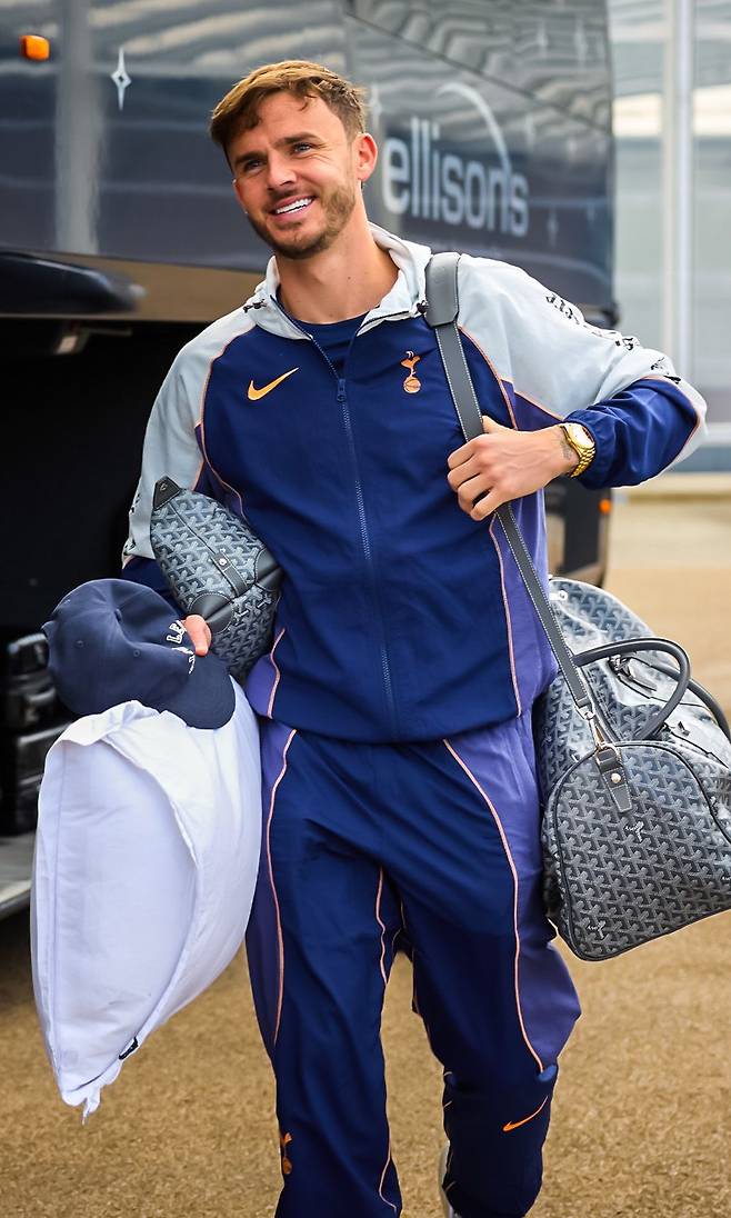 손흥민이 소속된 토트넘 홋스퍼가 2024-2025시즌 유럽축구연맹(UEFA) 유로파리그 결승전을 앞두고 20일 결전지 스페인 빌바오에 입성했다. 이번 결승전은 오는 22일 오전 4시 스페인 빌바오 산 마메스 경기장에서 잉글리시 프리미어리그의 또 다른 명문 맨체스터 유나이티드(이하 맨유)를 상대로 치러진다. 토트넘