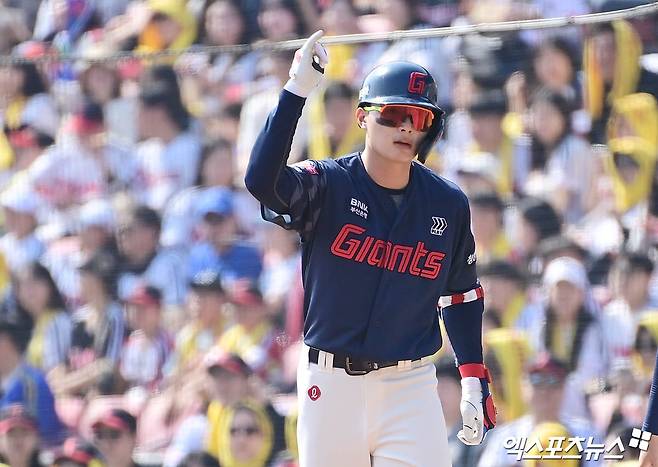 롯데 자이언츠 외야수 윤동희가 지난 18일 부산 사직야구장에서 열린 2025 신한 SOL Bank KBO리그 삼성 라이온즈와의 팀 간 6차전에서 멀티 히트를 기록, 팀 승리에 힘을 보탰다. 사진 엑스포츠뉴스 DB