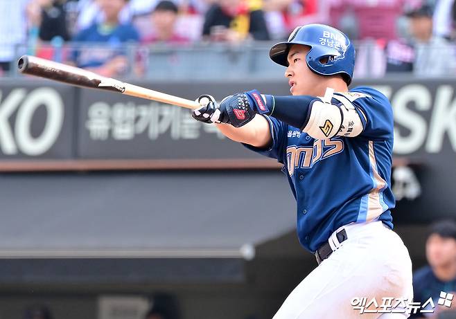 23일 오후 광주기아챔피언스필드에서 열린 '2025 신한 SOL Bank KBO리그' NC 다이노스와 KIA 타이거즈의 경기, 6회초 2사 3루 NC 김휘집이 1타점 적시타를 날리고 있다. 엑스포츠뉴스 DB