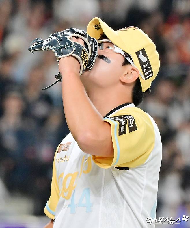 13일 오후 대전 한화생명 볼파크에서 열린 '2025 신한 SOL Bank KBO리그' 두산 베어스와 한화 이글스의 경기, 10회초 2사 1,2루 한화 김서현이 두산 양석환을 헛스윙 삼진으로 잡은 후 기뻐하고 있다. 엑스포츠뉴스 DB