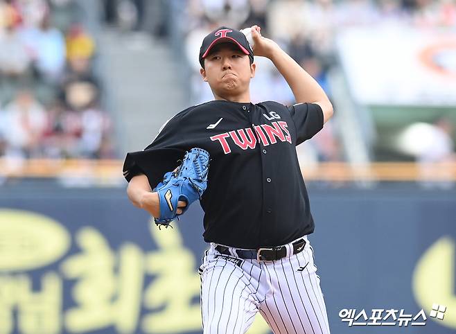LG 투수 송승기는 20일 사직구장에서 열린 '2025 신한 SOL Bank KBO 리그' 롯데와 주중 3연전 첫 번째 경기에서 선발 등판했다. 5이닝 3실점 하며 팀 승리에 힘을 보탰다. 엑스포츠뉴스 DB