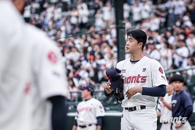 롯데 투수 윤성빈은 20일 사직구장에서 열린 '2025 신한 SOL Bank KBO 리그' LG와 주중 3연전 첫 번째 경기에서 선발 등판했다. 제구 난조에 발목이 잡혀 1이닝 9실점으로 조기 강판됐다. 롯데 자이언츠