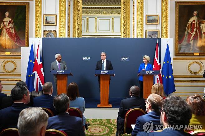 기자회견 하는 EU·영국 정상들 [AFP 연합뉴스. 재판매 및 DB 금지]