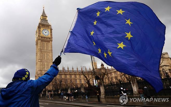 영국 의사당 앞에서 EU기 흔드는 시위자 [EPA 연합뉴스 자료사진. 재판매 및 DB 금지에]
