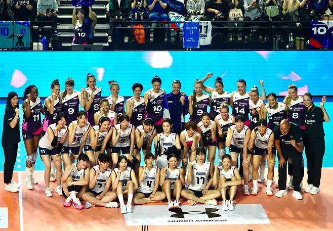 세계올스타팀과 한국 여자배구 대표팀의 기념 촬영 [촬영 이동칠]