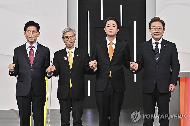 제21대 대선 1차 후보자 토론회 (서울=연합뉴스) 더불어민주당 이재명(오른쪽부터)·개혁신당 이준석·민주노동당 권영국·국민의힘 김문수 대선후보가 18일 서울 마포구 상암동 SBS 프리즘센터 스튜디오에서 열린 제21대 대선 1차 후보자 토론회 시작에 앞서 기념촬영을 하고 있다. 2025.5.18 [국회사진기자단] photo@yna.co.kr