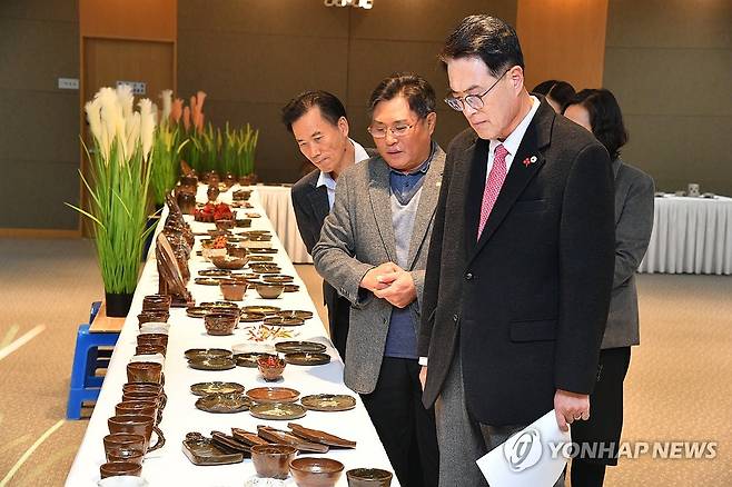 울주군민들이 만든 옹기 작품 전시회 (울산=연합뉴스) 23일부터 24일까지 울산시 울주군이 군청 문수홀에서  '울주 생활옹기 아카데미 작품 전시회'를 열었다.
2024.12.24 [울주군 제공.재판매 및 DB 금지] young@yna.co.kr