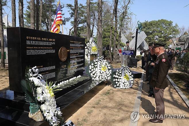 '왼손 경례의 영웅' 웨버 대령 추모식 (파주=연합뉴스) 임병식 기자 = 9일 오후 경기도 파주시 임진각 웨버 대령 추모비에서 열린 추모행사에서 주한미군이 헌화 후 경례하고 있다. 
    한국전쟁에 참전한 고(故) 윌리엄 E. 웨버 대령은 원주 전투에서 오른쪽 팔과 다리를 잃었으며, 전역 후 미국에서 한국전 참전용사기념비를 건립하는 등 한미 동맹에 헌신했다. 2024.4.9 andphotodo@yna.co.kr
