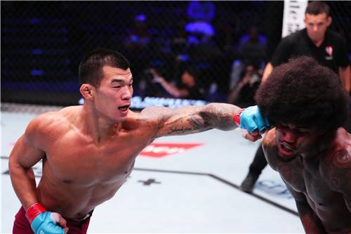 고석현(왼쪽)의 강력한 펀치 [UFC 제공. 재판매 및 DB 금지]