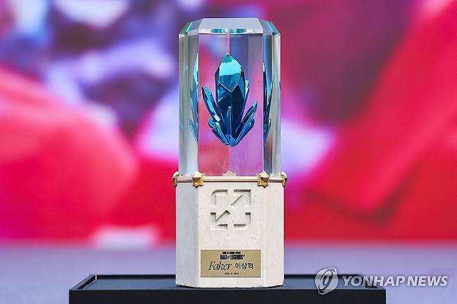 페이커의 '전설의 전당' 트로피 (서울=연합뉴스) 서대연 기자 = 6일 오후 서울 중구 신라호텔 영빈관에서 열린 리그 오브 레전드(LoL) '페이커' 이상혁의 전설의 전당 헌액 미디어데이 행사장에 페이커에게 주어질 트로피가 놓여있다. 
    페이커는 LoL e스포츠 최고 권위의 대회인 월드 챔피언십(롤드컵)에서 통산 4회(2013·2015·2016·2023) 우승하는 등 기량과 영향력을 인정받아 라이엇게임즈가 신설한 전설의 전당에 가장 먼저 이름을 올리게 됐다. 2024.6.7 dwise@yna.co.kr