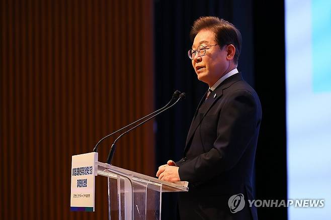 이재명 대선 후보 발언 (서울=연합뉴스) 더불어민주당 이재명 대선 후보가 8일 서울 중구 대한상공회의소에서 열린 경제5단체장과 간담회에 참석해 발언하고 있다. 2025.5.8 [국회사진기자단] photo@yna.co.kr