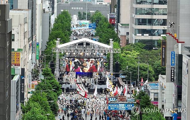 금남로 가득 메운 5·18 전야제 [연합뉴스 자료사진]