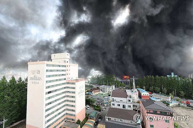 푸른 하늘 뒤덮은 검은 연기 (광주=연합뉴스) 정다움 기자 = 17일 오후 광주 광산구 송정동 금호타이어 광주공장에서 난 불로 일대가 검은 연기로 뒤덮여 있다.
        이날 오전 7시 11분께 발생한 불은 꺼지지 않고 8시간째 이어지고 있다. 2025.5.17 daum@yna.co.kr
