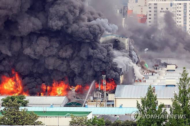금호타이어 광주공장 화재 (광주=연합뉴스) 정다움 기자 = 17일 오전 광주 광산구 송정동 금호타이어 광주공장에서 불이 나 검은 연기가 치솟고 있다.
    소방 당국은 광주 전체 소방서 인력을 동원하는 대응 2단계를 발령해 진화 중이다. 2025.5.17 daum@yna.co.kr