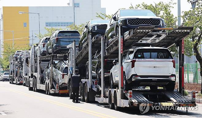 트럼프, 자동차 관세 충격 줄인다 (평택=연합뉴스) 홍기원 기자 = 도널드 트럼프 미국 대통령이 자동차 고율관세의 충격을 줄인다고 로이터 통신이 28일(현지시간) 보도했다.
    보도에 따르면 미국 당국자들은 이 같은 조치가 미국 내에서 제조되는 자동차에 들어가는 외국산 부품에 대한 일부 관세를 완화하고 외국산 자동차에 여러 관세가 중첩되지 않도록 하는 방식으로 이뤄진다고 밝혔다. 
    사진은 29일 경기도 평택항에 수출용 자동차가 세워져 있는 모습. 2025.4.29 xanadu@yna.co.kr