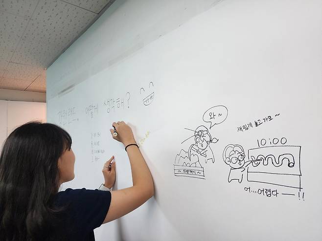 만화로 방명록을 작성하는 관람객 [사진/성연재 기자]