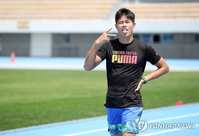 필리핀 장대높이뛰기 스타 어니스트 존 오비에나 (구미=연합뉴스) 김현태 기자 = 2025 구미 아시아육상경기선수권대회 개최를 일주일 앞둔 20일. 구미시민운동장에서 필리핀 장대높이뛰기 스타 어니스트 존 오비에나가 훈련 중 익살스러운 표정을 짓고 있다. 2025.5.20 mtkht@yna.co.kr