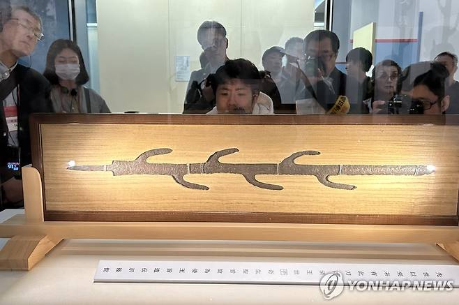 신비로운 칼 '칠지도' (나라=연합뉴스) 김예나 기자 = 4월 18일 일본 나라현 나라국립박물관에서 열린 '초 국보 - 영원의 아름다움' 특별전 언론 공개회에서 취재진이 칠지도를 바라보고 있다. 2025.4.21 yes@yna.co.kr