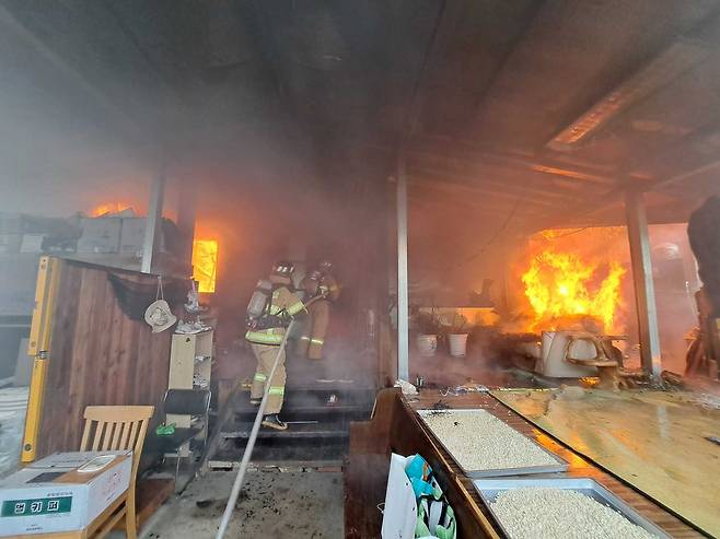 홍천군 화촌면 주택화재 당시 모습 [홍천소방서 제공. 재판매 및 DB 금지]