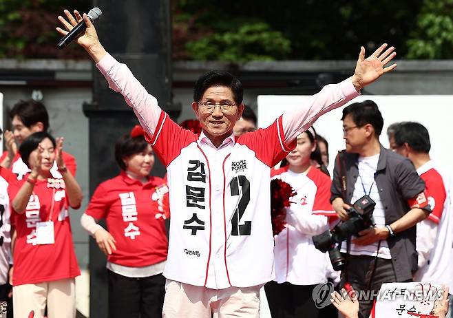 김문수 후보 서울 유세 (서울=연합뉴스) 박동주 기자 = 국민의힘 김문수 대선 후보가 20일 서울 서초구 고속터미널역 인근에서 집중유세를 하고 있다. 2025.5.20 [공동취재] pdj6635@yna.co.kr