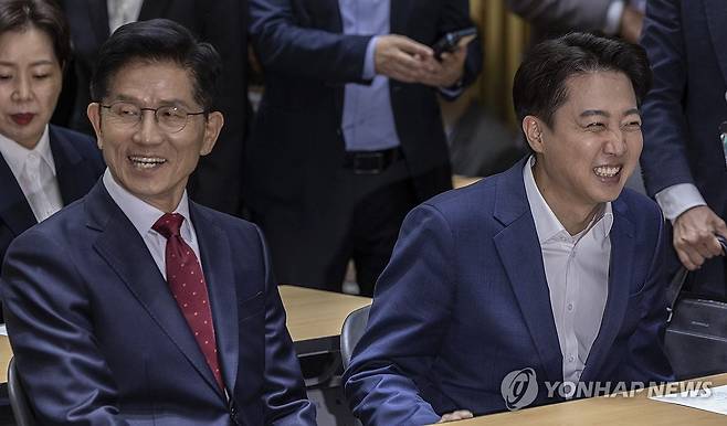 김문수ㆍ이준석 후보, 서울시 약자 동행 토론회 참석 (서울=연합뉴스) 황광모 기자 = 국민의힘 김문수 대선후보와 개혁신당 이준석 대선후보가 전날 서울 중구 서울시청에서 열린 '약자와 동행하는 서울 토론회'에 참석해 내빈들과 인사하고 있다. 2025.5.19 hkmpooh@yna.co.kr