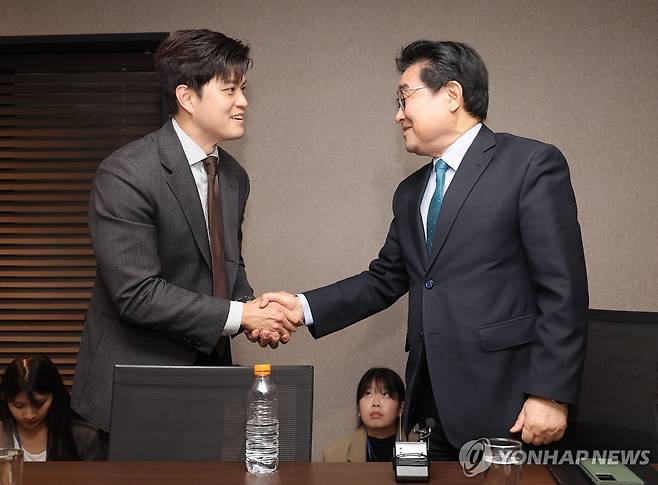 국민의힘 김용태 비대위원장-새미래민주당 전병헌 대표 회동 (서울=연합뉴스) 류영석 기자 = 국민의힘 김용태 비상대책위원장과 새미래민주당 전병헌 대표가 20일 서울 여의도 켄싱턴호텔에서 악수하고 있다. 2025.5.20 ondol@yna.co.kr