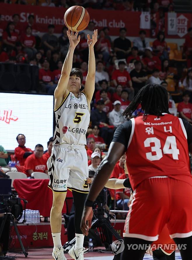 기회는 골로 (서울=연합뉴스) 서명곤 기자 = 13일 서울 송파구 잠실학생체육관에서 열린 2024-2025 KCC 프로농구 챔피언결정전 5차전 서울 SK와 창원 LG의 경기. 창원 LG 양준석이 슛을 하고 있다. 2025.5.13 seephoto@yna.co.kr