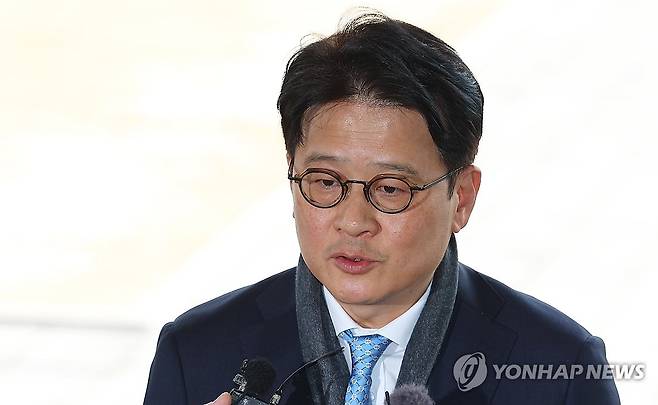 이창수 서울중앙지검장 사의 표명 (서울=연합뉴스) 이창수 서울중앙지검장이 전격 사의를 표명한 것으로 20일 확인됐다.
    법조계에 따르면 이 지검장은 이날 법무부에 사의를 표명했다. 이 지검장은 건강상의 이유로 사직의 뜻을 밝힌 것으로 알려졌다. 
    사진은 지난 3월 13일 탄핵소추가 기각된 뒤 서울중앙지검으로 출근하는 이 지검장.  2025.5.20 [연합뉴스 자료사진]
    photo@yna.co.kr