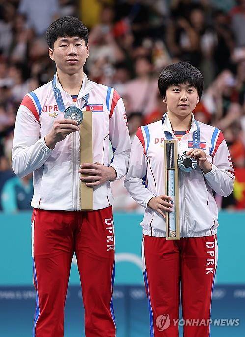 북한의 첫메달은 은메달 (파리=연합뉴스) 김도훈 기자 = 30일(현지시간) 프랑스 파리 사우스 파리 아레나4에서 열린 2024 파리올림픽 탁구 혼합복식 시상식에서 은메달을 차지한 북한 리정식·김금영이 포즈를 취하고 있다. 2024.7.30 superdoo82@yna.co.kr