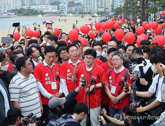 현장유세 나선 한동훈 (부산=연합뉴스) 손형주 기자 = 한동훈 전 국민의힘 대표가 20일 오후 부산 수영구 광안리해수욕장을 찾아 취재진 질문에 답하고 있다. 한 전 대표는 공식선거운동 이후 이날 첫 현장유세에 나섰다. 2025.5.20 handbrother@yna.co.kr
